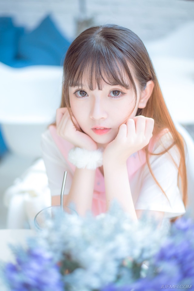 当我们在友谊中发现了爱情，在爱情中发现了亲情，在亲情中又发现了友谊和爱情，或许才真的会体会到人生和爱的真理吧。